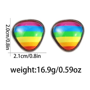 Regenbogenfarbene Dreieck-Ohrstecker mit Silberrand und Maßen von 2,1 cm im Detail