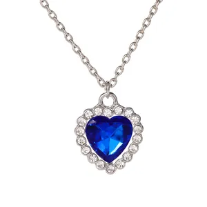 Collar Corazón del Océano clásico con cristal azul facetado y acabado en plata elegante