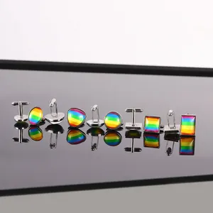 Regenbogenfarbene geometrische Manschettenknöpfe im Set aus poliertem Metall