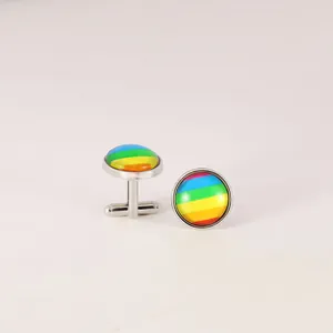 Makroansicht der regenbogenfarbenen Manschettenknöpfe mit glänzender Glasoberfläche