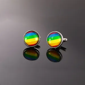 Makro-Detail runder Metallmanschettenknöpfe mit bunten Regenbogenstreifen unter Glaskuppel