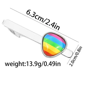 Vue détaillée du pince-cravate arc-en-ciel argenté avec dimensions de 6,3cm et 2,0cm