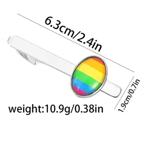 Gros plan d'une pince à cravate arc-en-ciel en métal poli avec dimensions de 6,3 cm