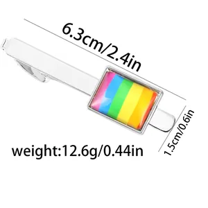 Vue détaillée du pince-cravate arc-en-ciel argenté montrant les dimensions 6,3x1,5 cm