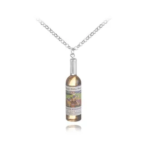 Ciondolo per collana a forma di bottiglia di vino in resina con etichette su sfondo bianco