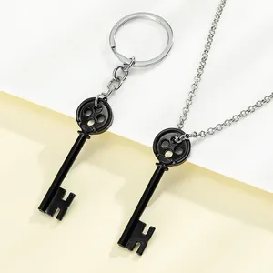 Gruseliges Knopf-Schlüssel Schlüsselanhänger und Halskette Set in Schwarz für Halloween