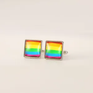 Detailansicht quadratischer Regenbogen-Manschettenknöpfe aus silbernem Metall mit Harz