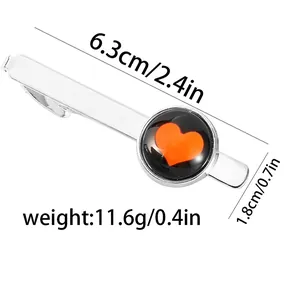 Pince à cravate argentée avec motif de cœur orange rond et marquages de dimensions