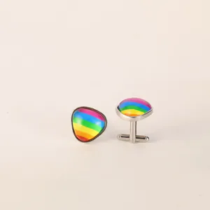 Makroaufnahme von silbernen Manschettenknöpfen mit regenbogenfarbenen Streifeneinlagen