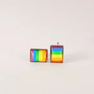Nahaufnahme der rechteckigen Regenbogen-Manschettenknöpfe mit silbernem Metallrahmen