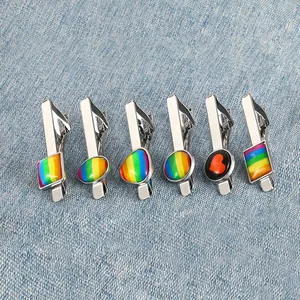 Lot de six pinces à cravate argentées avec motifs arc-en-ciel et cœur sur denim