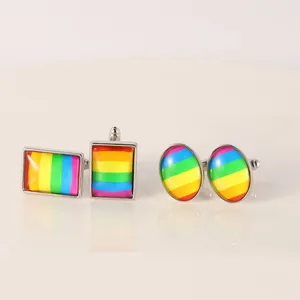 Makroansicht von silbernen Manschettenknöpfen mit bunten Regenbogenstreifen und Glasdom