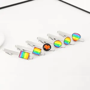 Détails de l'ensemble de pinces à cravate argentées avec motifs arc-en-ciel colorés