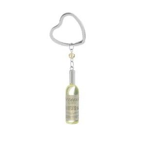 Dettaglio portachiavi a forma di bottiglia di vino con anello a cuore e perla gialla