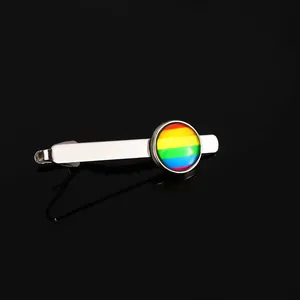 Gros plan d'une pince à cravate argentée pour hommes avec emblème arc-en-ciel LGBT poli