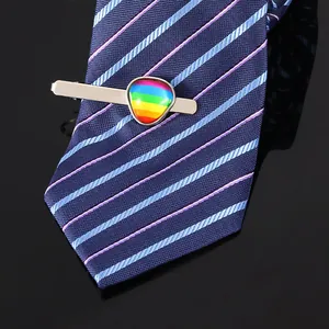 Détail d'une pince à cravate argentée avec médiator aux couleurs de l'arc-en-ciel