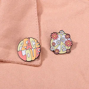 Spille retrò Peace Love e spille smaltate a margherita rosa su tessuto denim