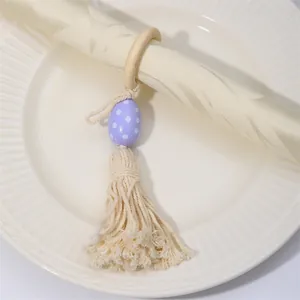Servilletero de Pascua con cuenta de huevo de lunares lavanda y borla larga de algodón crema