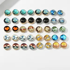 Detailansicht verschiedener runder Metallpillendosen mit kunstvollen Glas-Cabochon-Mustern