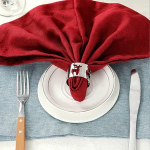 Elegante servilletero de metal plateado con diseño calado de alce para mesa festiva