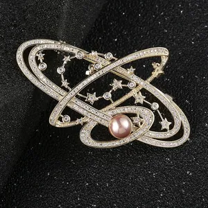 Himmels-Brosche mit Stern-Zirkonia und einer rosa Perle in goldener Ausführung