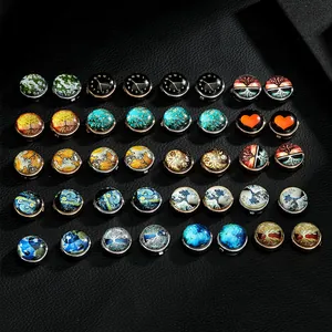 Detailliertes Raster aus Glas-Manschettenknöpfen mit verschiedenen Kunstmotiven und Weltkarten