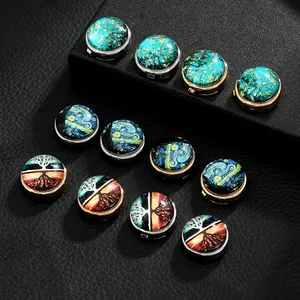 Makro-Detail von runden Metalldosen mit Van-Gogh-Kunstmustern auf schwarzem Leder