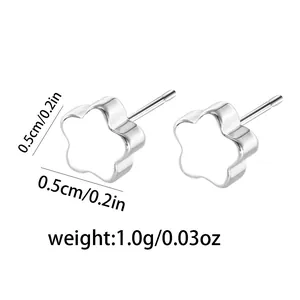 Vista detallada de pendientes de flor plateados de 0,5cm con peso y dimensiones