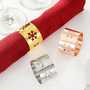 Detalle de servilleteros de copo de nieve huecos en acabados oro, plata y oro rosa