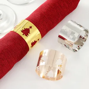 Detalle de servilleteros calados de árbol de Navidad en acabados oro, plata y oro rosa
