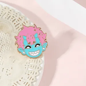 Gros plan sur un joli pin's en émail anime bleu avec cheveux roses sur dentelle