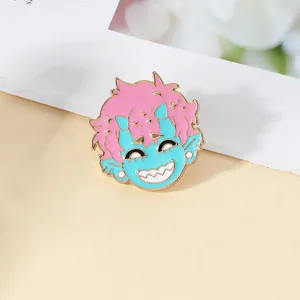 Vue rapprochée d'un pin's émaillé anime aux cheveux roses sur fond jaune doux