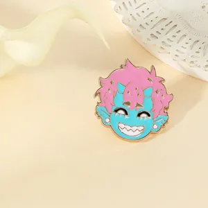 Détail d'un badge émaillé anime rose avec des bords dorés sur un fond beige délicat