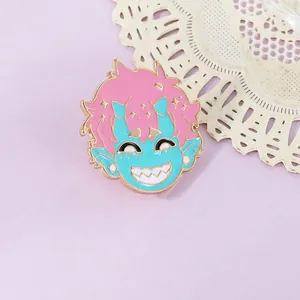 Détail d'un pin's en émail avec cheveux roses et peau bleue sur fond violet