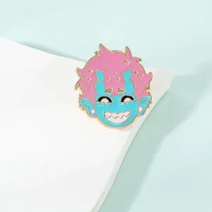 Détail d'un badge émaillé avec cheveux roses et peau bleue sur fond bleu minimaliste moderne