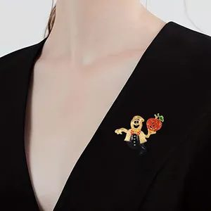Halloween-Brosche als Cartoon-Geist mit roter Fliege und glitzerndem Strass-Kürbis