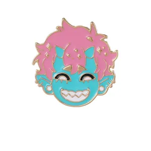 Broche en émail animé avec monstre bleu, cheveux roses et détails dorés