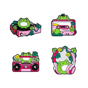 Lot de quatre pin's en émail grenouille mignons avec thèmes de musique rétro et fleurs