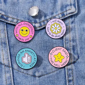 Set van vier kleurrijke emaille pinnen met smileys op een blauw spijkerjack
