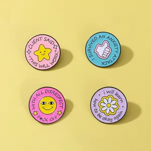Set van vier kleurrijke emaille badges met teksten en leuke iconen