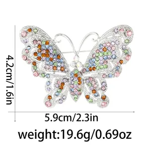 Gedetailleerd formaat van een kleurrijke vlinderbroche met afmetingen 5,9cm x 4,2cm