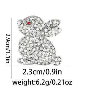 Detailansicht der Maße der Hasenbrosche mit Strass: 2,9 cm Höhe und 2,3 cm Breite