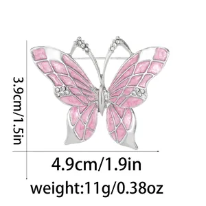 Gedetailleerde afmetingen van roze emaille vlinderbroche met zilveren frame en strass