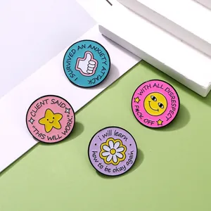 Detail van kleurrijke emaille badges met citaten op moderne geometrische steunen