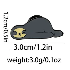 Broche en émail paresseux dessin animé en posture de sommeil avec dimensions précises