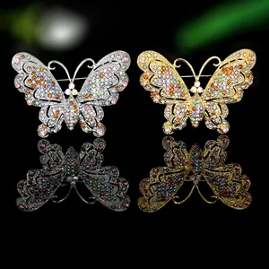Detail van elegante emaille vlinderbroches met kleurrijke strass-steentjes op zwart vlak