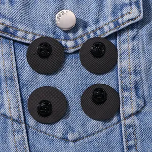 Set van 4 zwarte matte vlindersluitingen voor badges op blauwe denim jas textuur