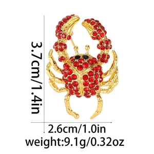 Detailansicht der Brosche Krabbe mit roten Strasssteinen Maße 3,7cm Höhe und 2,6cm Breite