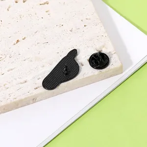 Revers du pin's émaillé paresseux et chat avec fermoir noir et texture nid d'abeille