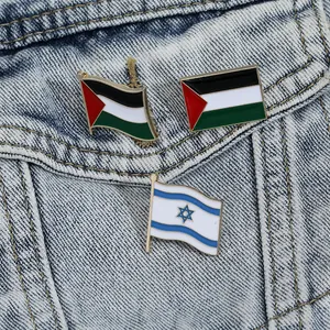 Set de pines esmaltados banderas Palestina e Israel en solapa de chaqueta vaquera